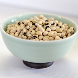 Black eyed peas in a bowl.