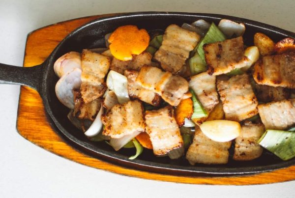A skillet with meat and vegetables for emergency food storage.